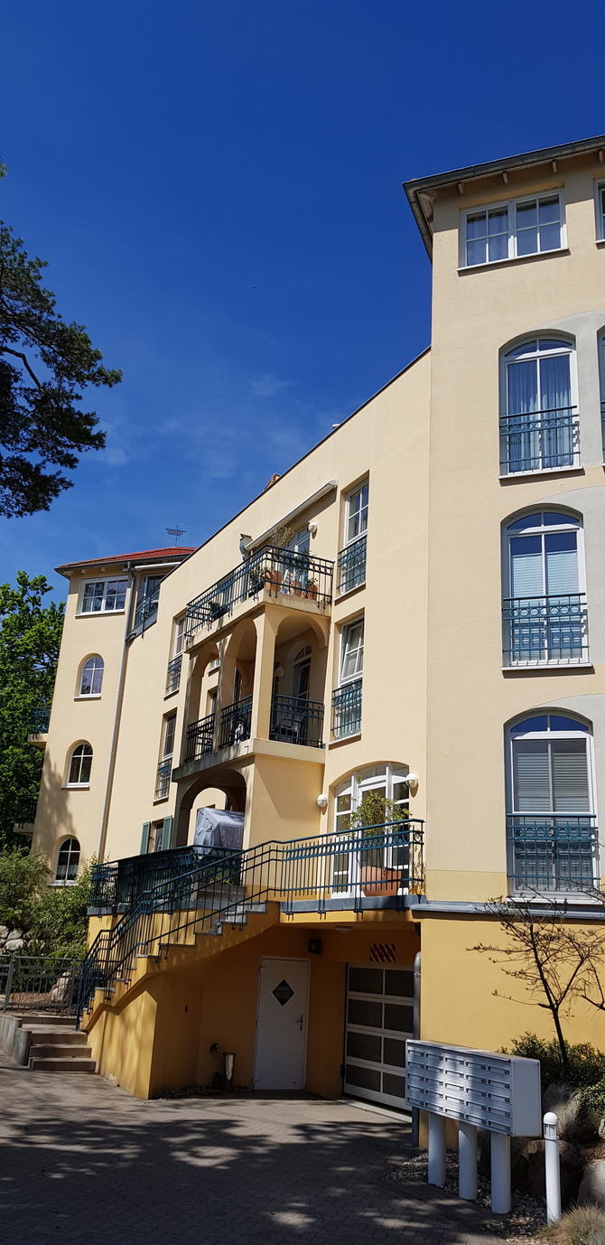 Ferienwohnung in Baabe - Sonnenblick - Eingang der Ferienwohnung mit Parkplatz