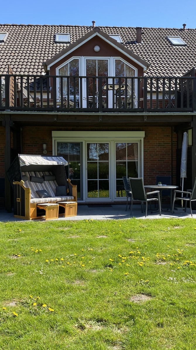 Ferienwohnung in Schönhagen - Prigge - Terasse mit Strandkorb und Gartenmöbeln
