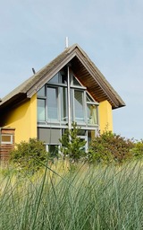 Ferienhaus in Heiligenhafen - Ostsee - Reetdachhaus Nr. 8 "Sonne und mehr" - mit Ladem&ouml;glichkeit im Strand Resort - Bild 2
