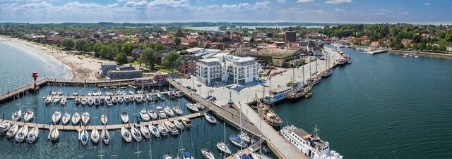 Ferienwohnung in Eckernförde - Apartment 9 "Am alten Leuchtturm", Blickrichtung Innenstadt, Binnenhafen West, seitlicher Meerblick, Hafenspitze - Bild 4