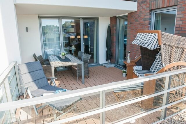 Ferienwohnung in Eckernförde - Apartment 9 "Am alten Leuchtturm", Blickrichtung Innenstadt, Binnenhafen West, seitlicher Meerblick, Hafenspitze - Bild 7