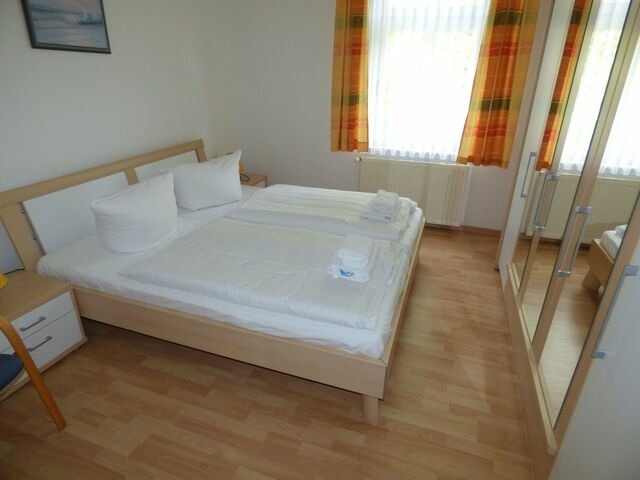 Ferienwohnung in Sellin - Sonnige Ferienwohnung -100qm - im 1. Obergeschoss der Villa Walhall in einem park&auml;hnlichen Garten - Bild 12